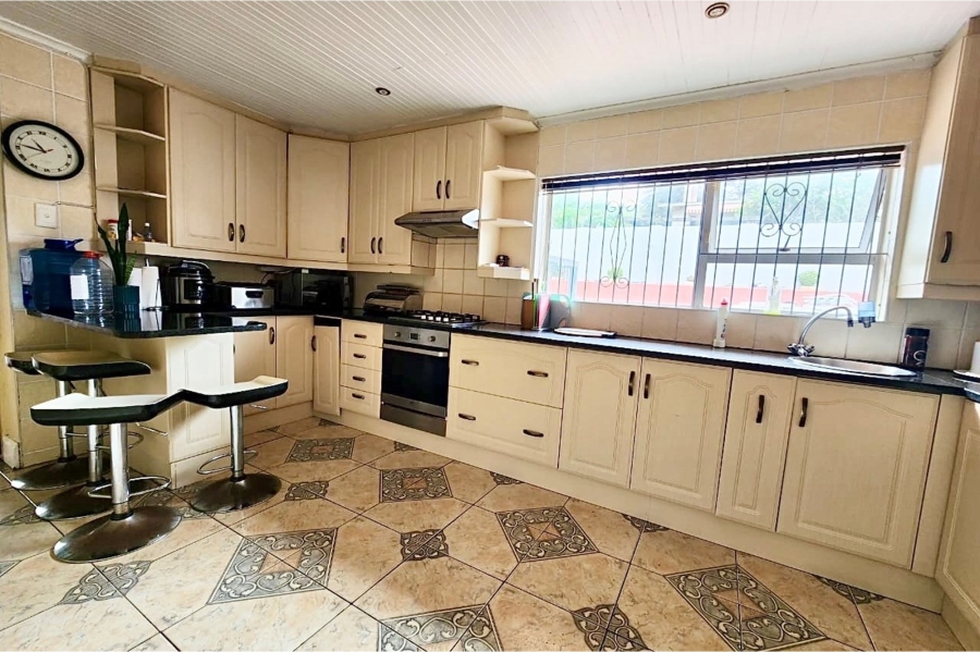 To Let 5 Bedroom Property for Rent in Perridgevale Eastern Cape